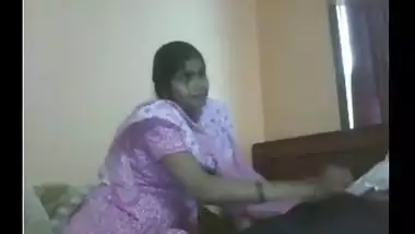 Chubby Indian bhabhi cam fun with hubby’s friend