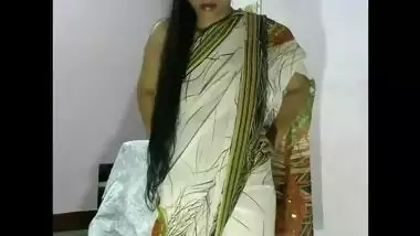 Indian Bhabhi in Saree Cute Camera Show