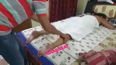 Tamil housewife nikki getting sexy massage.mp4...