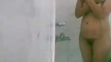 Newly married bhabhi sex tape in bathroom
