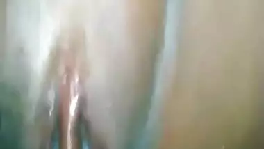 Close up porn video of Indian woman showing her boobs and wet snatch