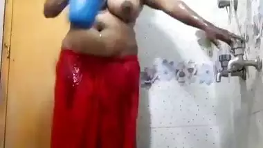Xnxx56 - Milf nude bath viral video taken for lover indian sex video