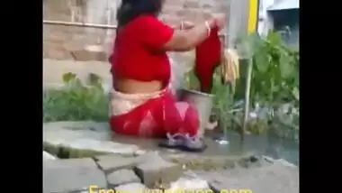 Indian outdoor mms of bengali mature bhabhi open bath leaked scene