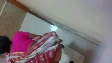 Indian milf peeing with sound 