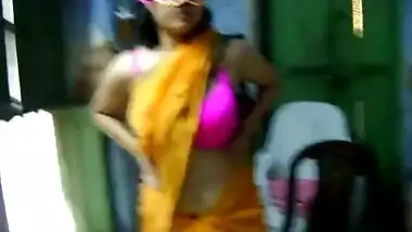 Indian XXX slut takes her yellow sari and stay with naked sex jugs