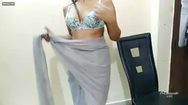 Hot Mumbai girl dancing in saree and showing her assets