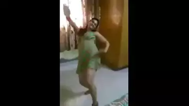 Punjabi aunty hot hip & boobs shake for fun