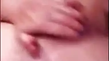 newly married aunty fingering her pussy