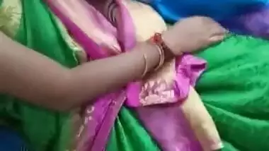 Tamil hot young married aunty boobs and navel in bus part:1