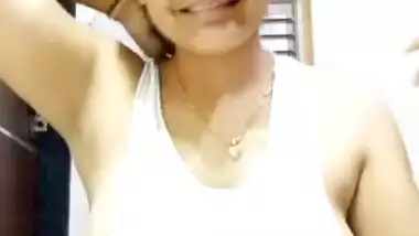 Lovely Indian girl showing boobs MMS video