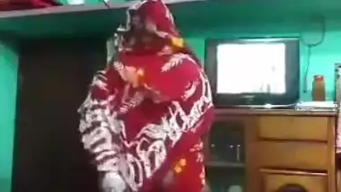 Big ass Bangladeshi wife showing pussy