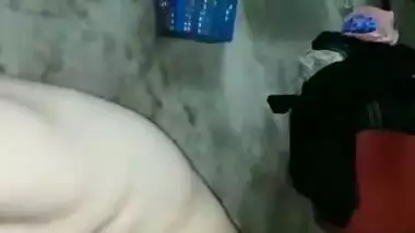 Cute Paki bhabi bathing