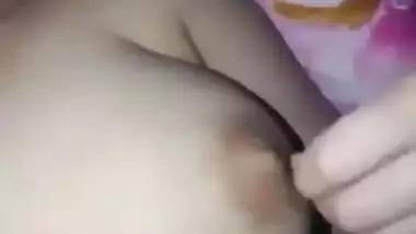 PAKI BABE CUTE BOOBS NIPPLE PLAY