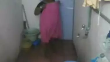 desi- south indian aunty bathing