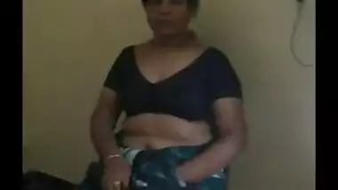 Indian aunty flashing breasts in free porn tube