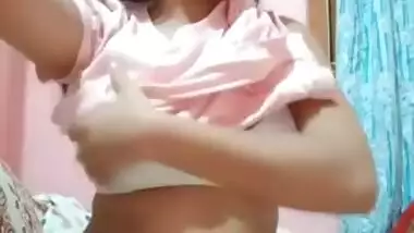 Desi cute girl show her sexy boobs