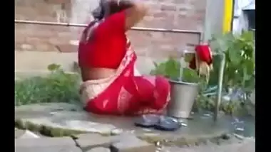 380px x 214px - Indian aunty outdoor bath after sex mms indian sex video