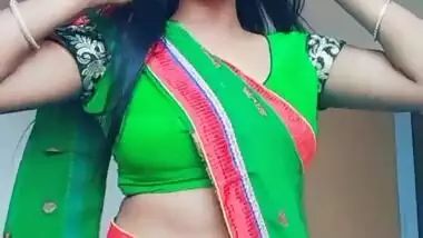 desi beauty in green saree exposing hot navel and bellybutton.