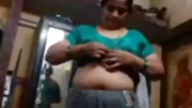 Madurai hot milf aunty showing her nude body on cam