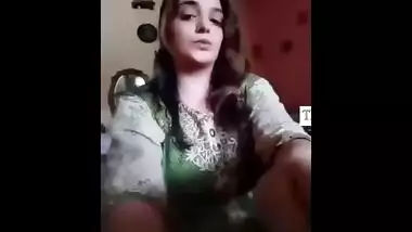 Exclusive- Sexy look Desi Girl Showing Her Bo...