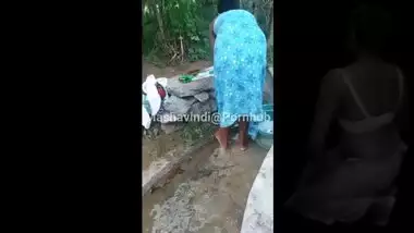 Asian Wife in Traditional Bath Dress - නාන්වා බලන් හිටියම පුක් පාර