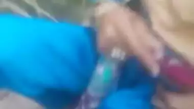 Cameraman tricks Desi aunty into exposing XXX body parts in MMS video