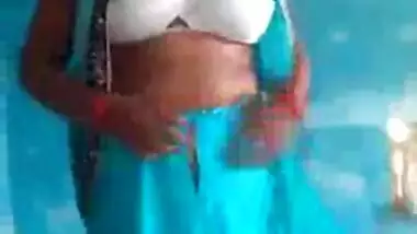 Bihari Bhabhi pussy show to her hubby’s friend Desi MMS video