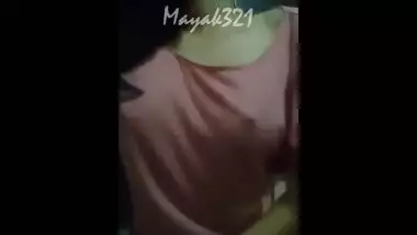 GF APNI BOOBS DIKHATEH HUI AUR DABTEH HUE