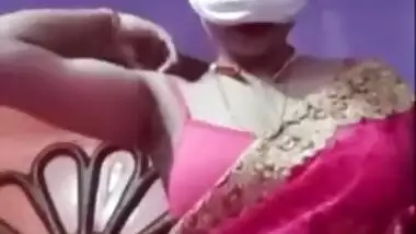 Juicy Indian XXX girl gives sexy striptease live show