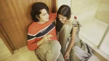 Indian girl in saree having Romantic Sex on Floor with her Boyfriend