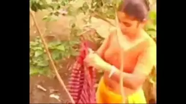 Bangladeshi bhabhi outdoor bath mms