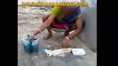 Desi Aunty Washing Clothes and flashing pussy in Saree