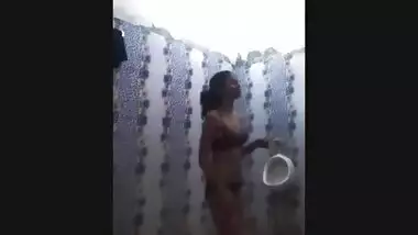 Nice sex video of modest Desi girl who shows XXX assets in bathroom