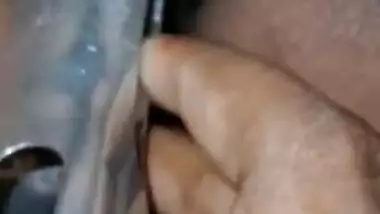 Sri Lanka girl Experiencing Pussy vaginal expansing toy