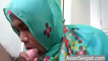 Pakistani whore sucks a Britishers hard dick