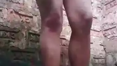 Village bhabhi pissing and fingering MMS