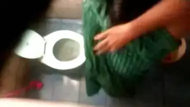 Bangla desi Neighbor aunty bathing & toilet Hidden cam
