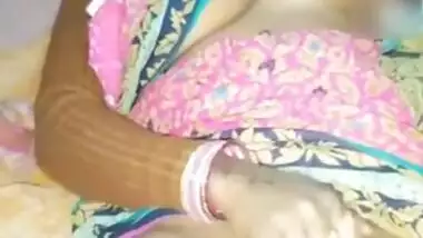 Local desi slut in saree masturbating video