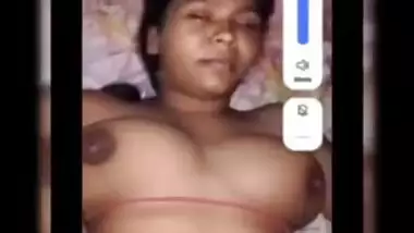 Desi guy captures on camera XXX affair with pretty village wife