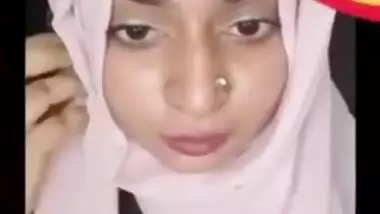 Sexy Hijabi Girl Showing