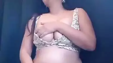 Desi cute girl show her big boob