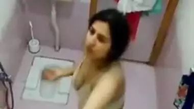 Today Exclusive- Hot Look Desi Girl Bathing Capture By Hidden Cam