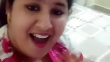 Cleavage wali bhabi