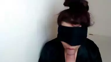 BLINDFOLDED INDIAN GAMER GIRL SUCKING STRANGER'S HUGE COCK !