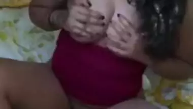 Young Indian woman allows her XXX girls to hand in front of the camera