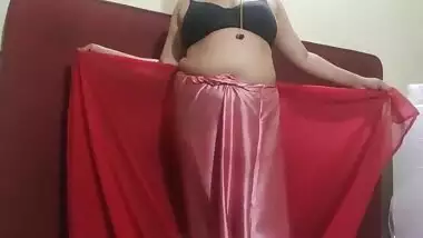 Indian Desi Habhi Fucking Herself With Tori Vegatable And Speaking Very Dirty In Hindi And Horny