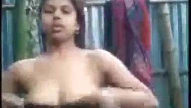 Sexy desi village girl nude bathing selfie video mms