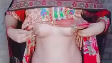 Hijabi Pakistani girl showing boobs and pussy