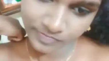 Tamil Girl Shows Her Boobs