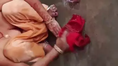 Beautiful Indian Village bhabhi bathroom pissing porn with bath